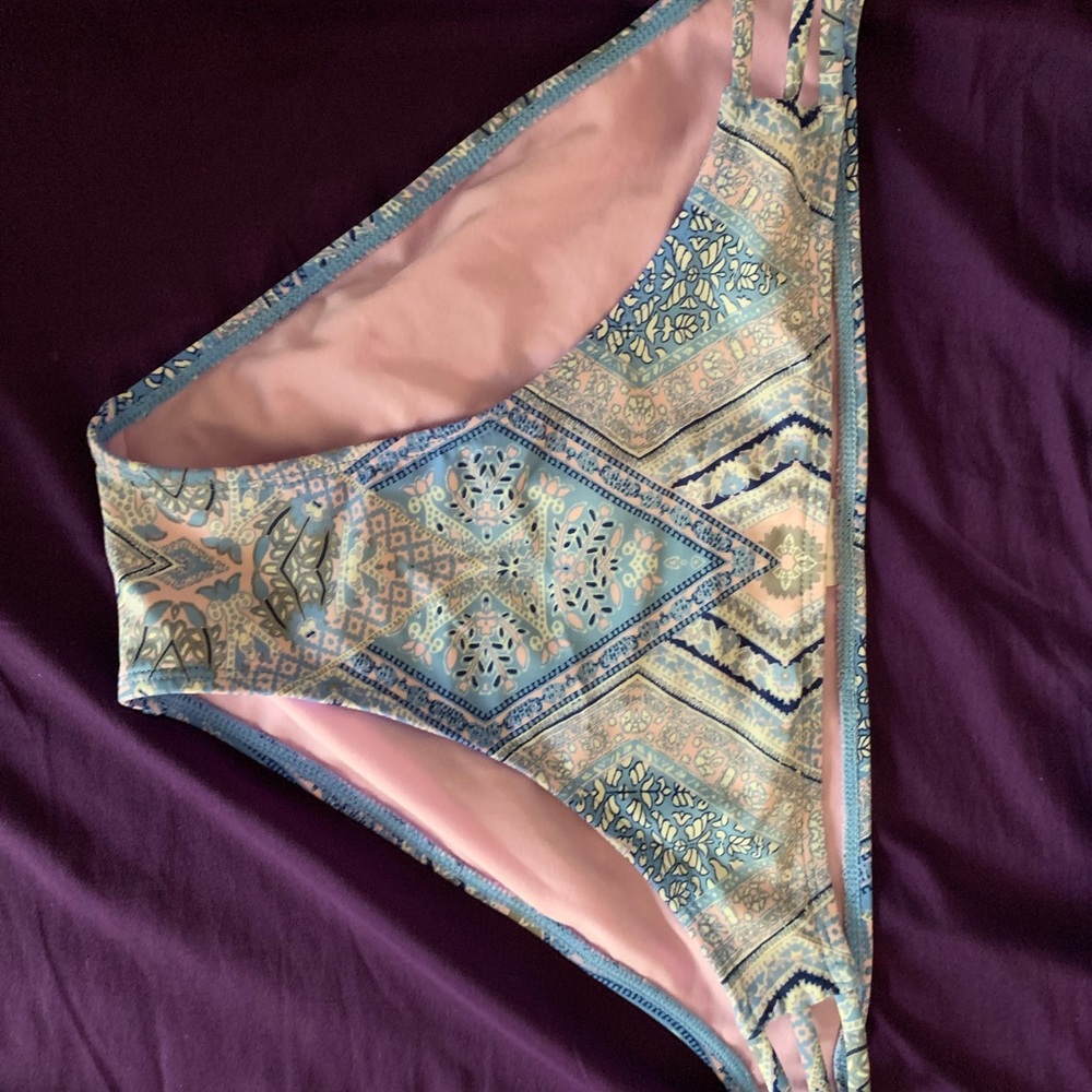 Bikini Set - Picture 2 of 7